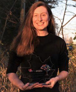 Hannah Une photo d'une femme blanche tenant un trophée