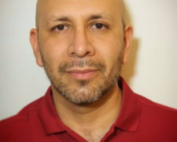 Photo d'un homme chauve portant un polo rouge