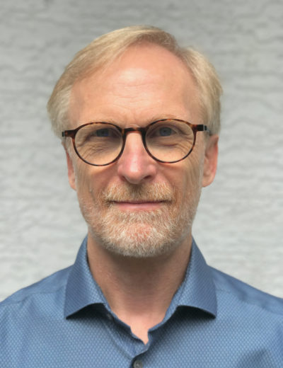 photo d'un homme blanc avec des lunettes.
