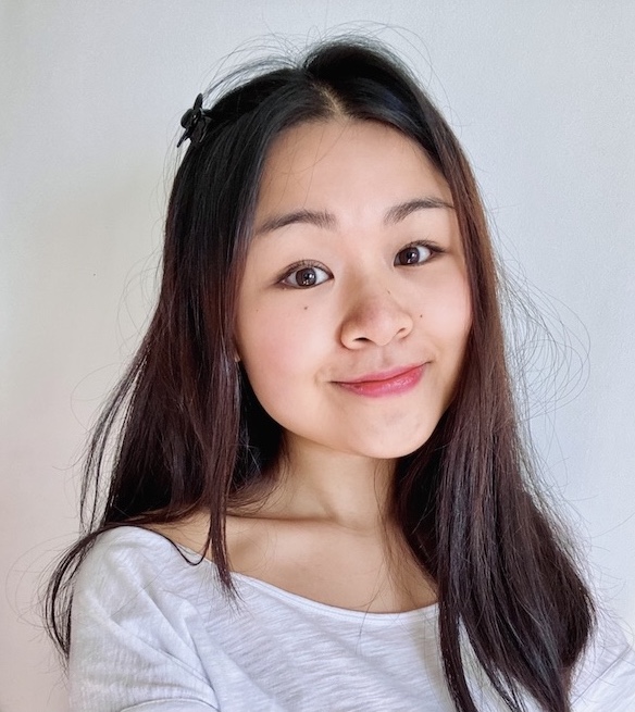 Tête d'une jeune femme asiatique dans un t-shirt gris.