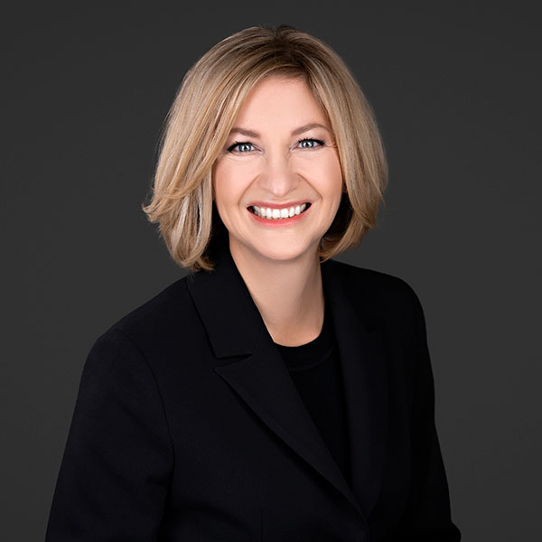 Amy MacLeod Headshot